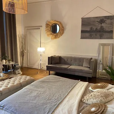 Hébergement de vacances Maison Spacieuse Avec Spa, Niort