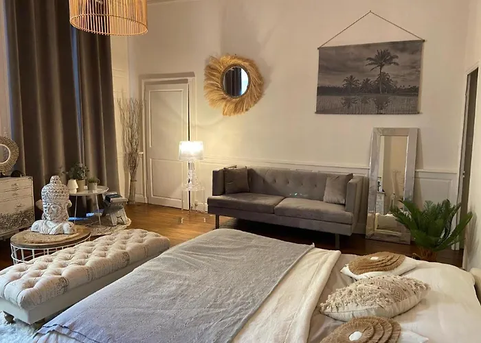 Maison Spacieuse Avec Spa, Сasa de vacaciones Niort